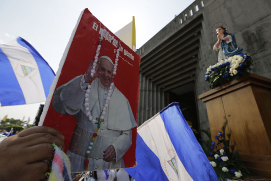 متظاهرون فى نيكاراجوا يحملون صورة البابا فرنسيس