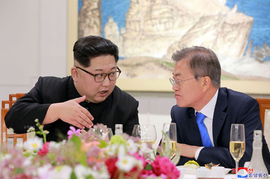 نقاش بين زعيمى الكوريتين خلال حفل العشاء