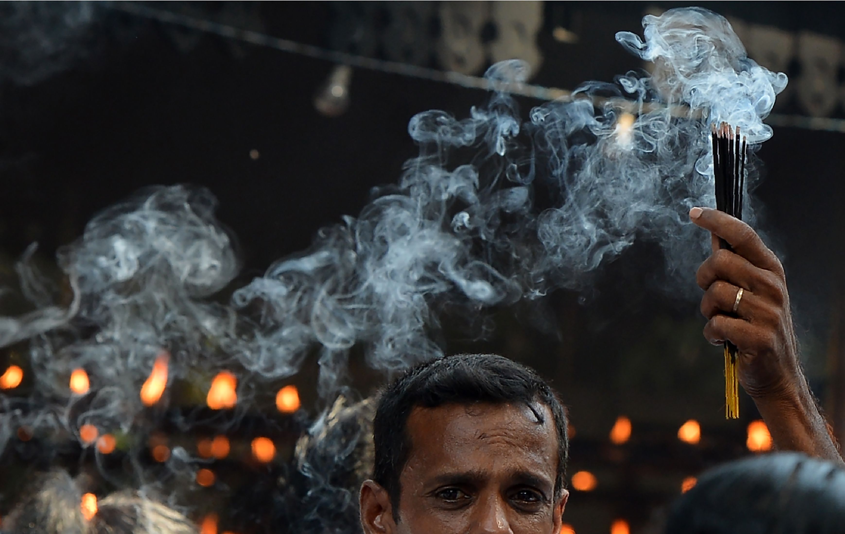 رجل يشعل البخور داخل معبد بوذى فى سريلانكا