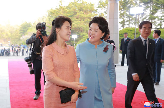 زوجتا زعيما الكوريتين على هامش القمة التاريخية
