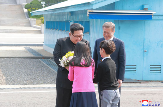 أطفال كوريا الجنوبية فى استقبال زعيم بيونج يانج
