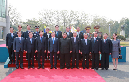 صورة جماعية لوفدى الكوريتين خلال القمة التاريخية