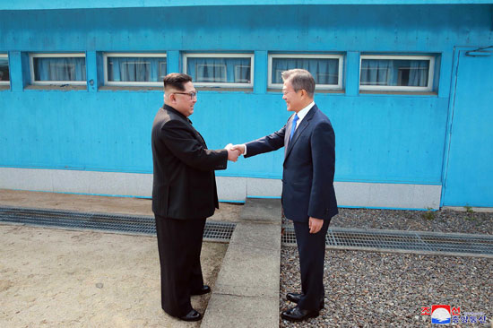 زعيما كوريا الشمالية والجنوبية على حدود الدولتين