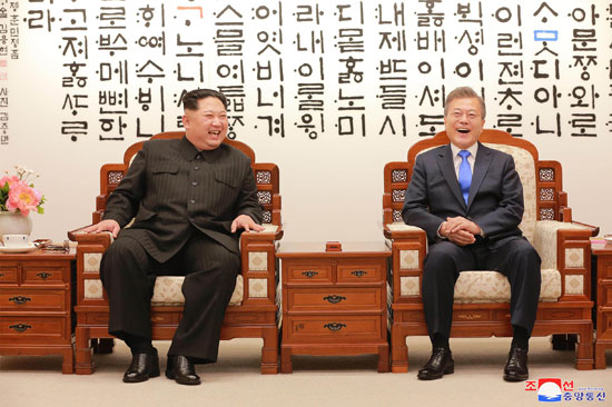 ضحكات وحوار ودى بين زعيمى الكوريتين خلال القمة