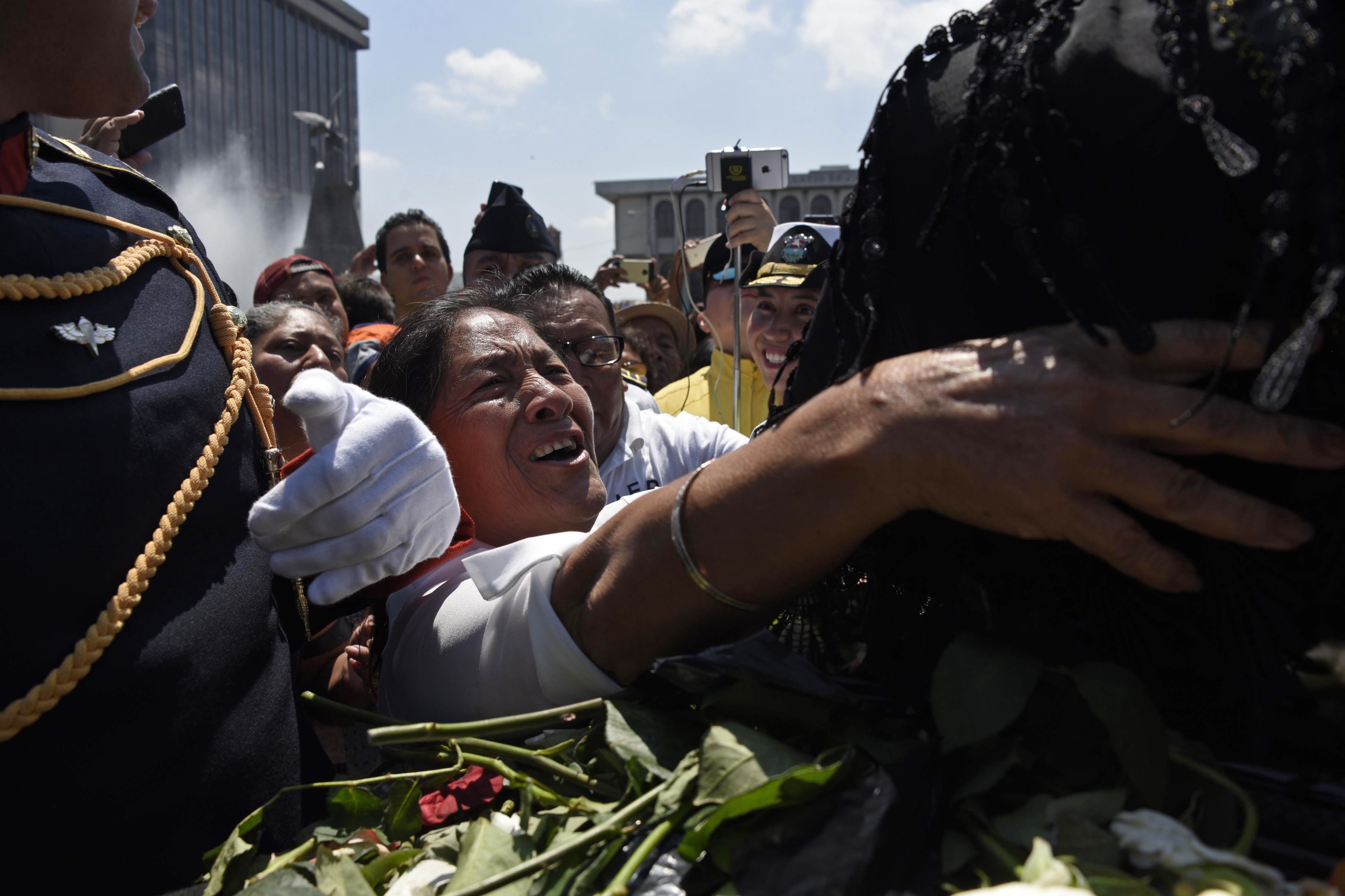سيدة تضع الورود على نعش رئيس جواتيمالا السابق
