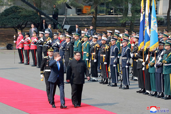 زعيما الكوريتين يستعرضان حرس الشرف