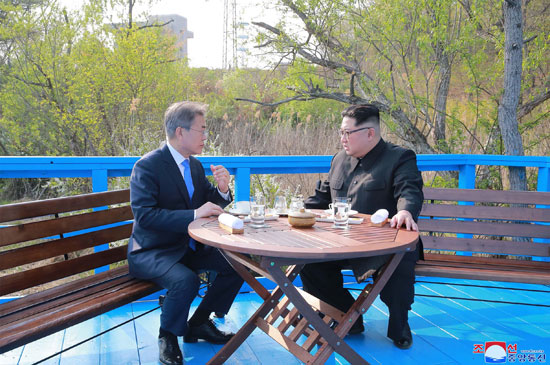 حوار ودى بين زعيمى الكوريتين على هامش القمة