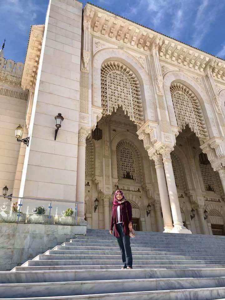 زوجة السفير الأمريكى بالجزائر فى مسجد الأمير عبد القادر