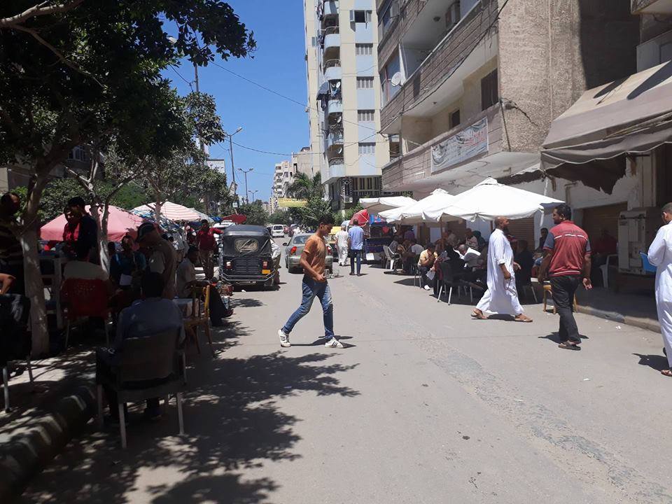 مكاتب السماسرة أمام الشهر العقارى