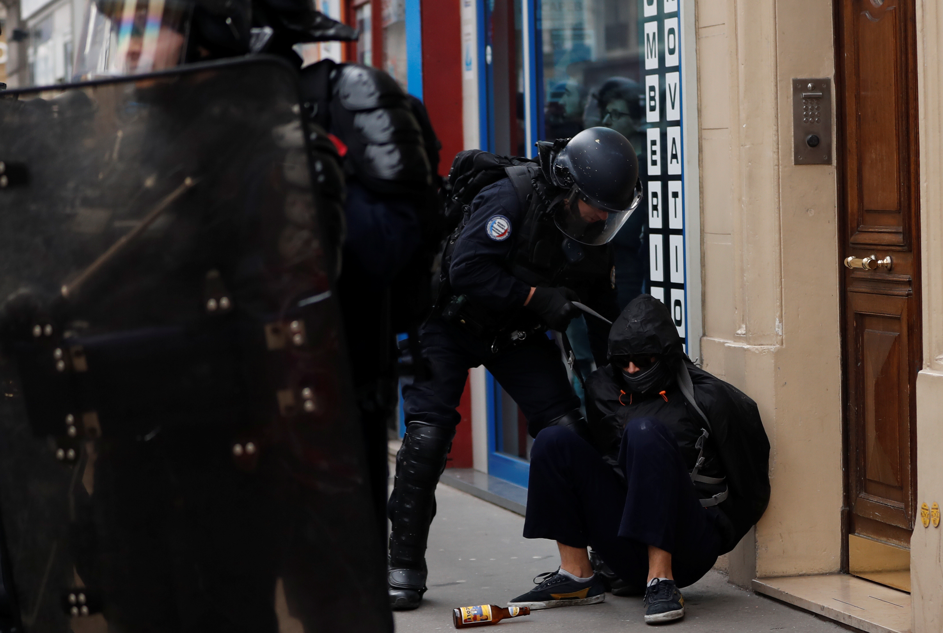 اشتباكات عنيفة بين الشرطة الفرنسية ومحتجين مشاركين فى الإضرابات