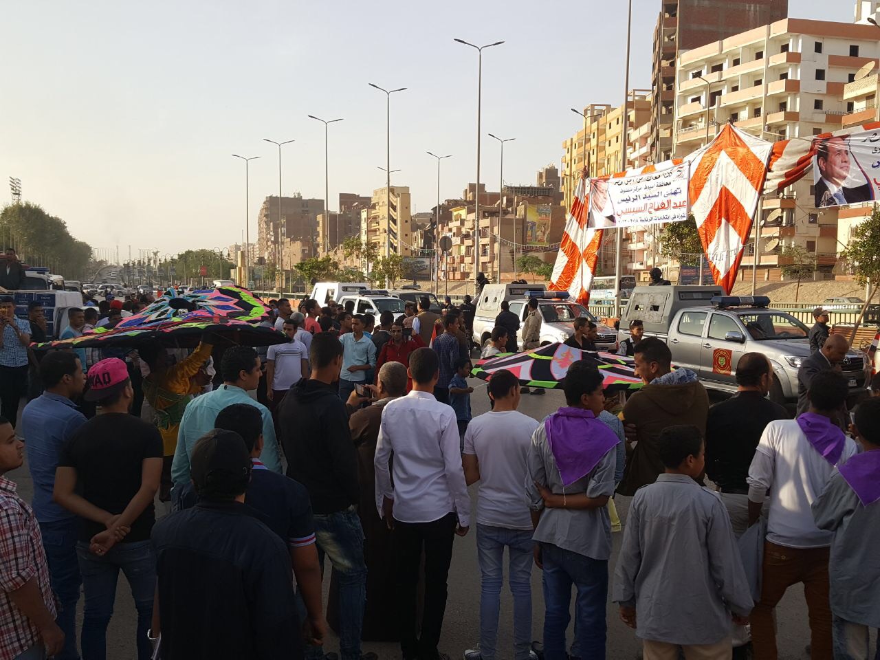 توافد الآلاف على الميدان