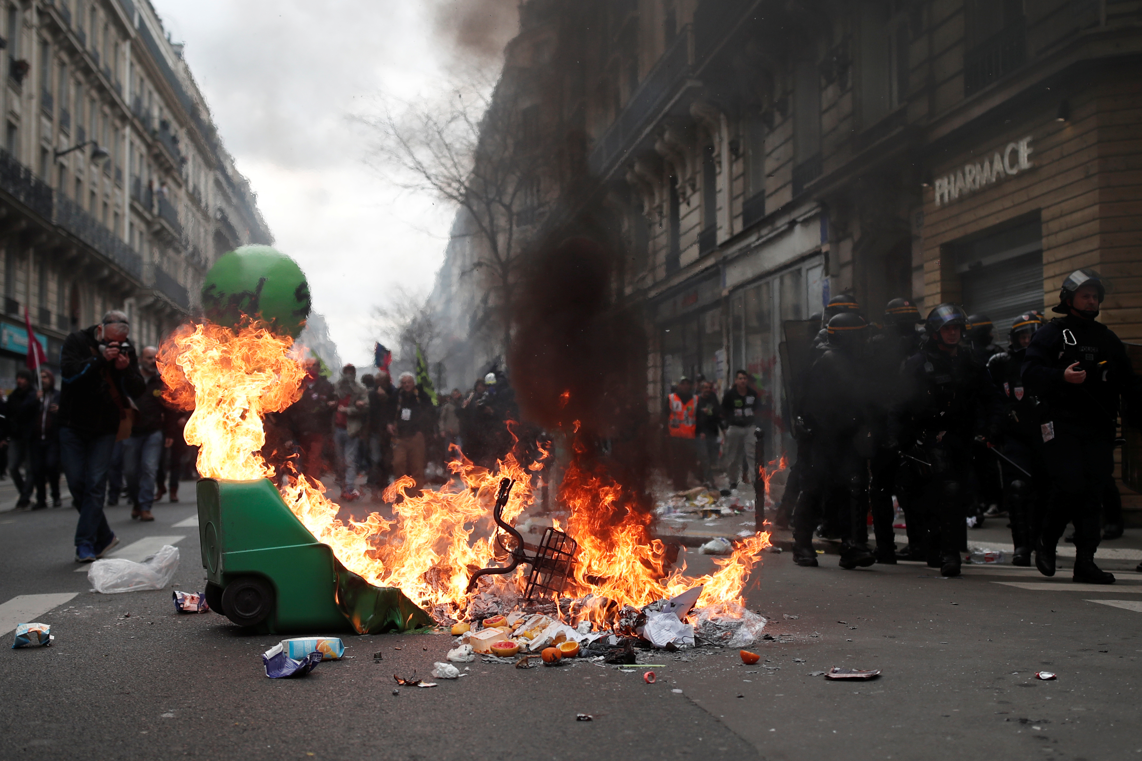 اشتباكات عنيفة بين الشرطة الفرنسية ومحتجين مشاركين فى الإضرابات