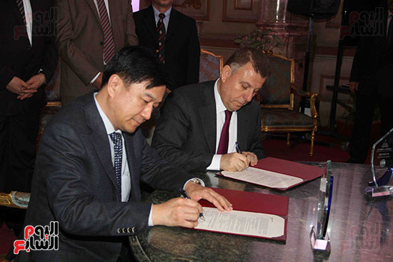 صور توقيع اتفاقية بين جامعتى عين شمس و فودان الصينية فى مجال الأورام (23)