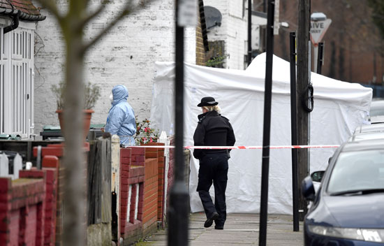 الشرطة البريطانية تفحص موقع قتل فتاة