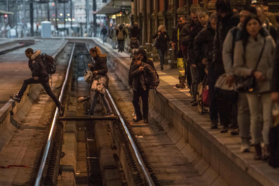  مواطنو فرنسا ينتظرون القطار 