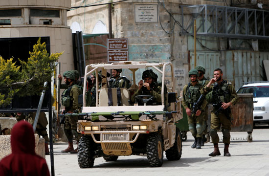 قوات الاحتلال تغلق الحرم الإبراهيمى والمتاجر الفلسطينية