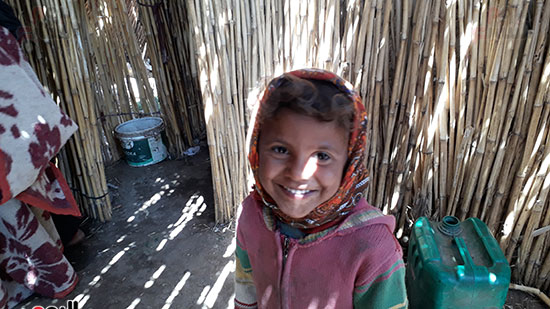  طفلة تبتسم للكاميرا داخل العشه