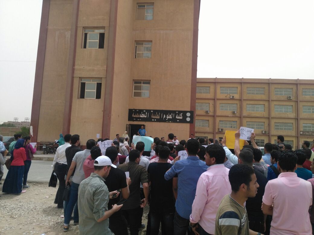 3- الطلاب يتظاهرون حاملين اللافتات
