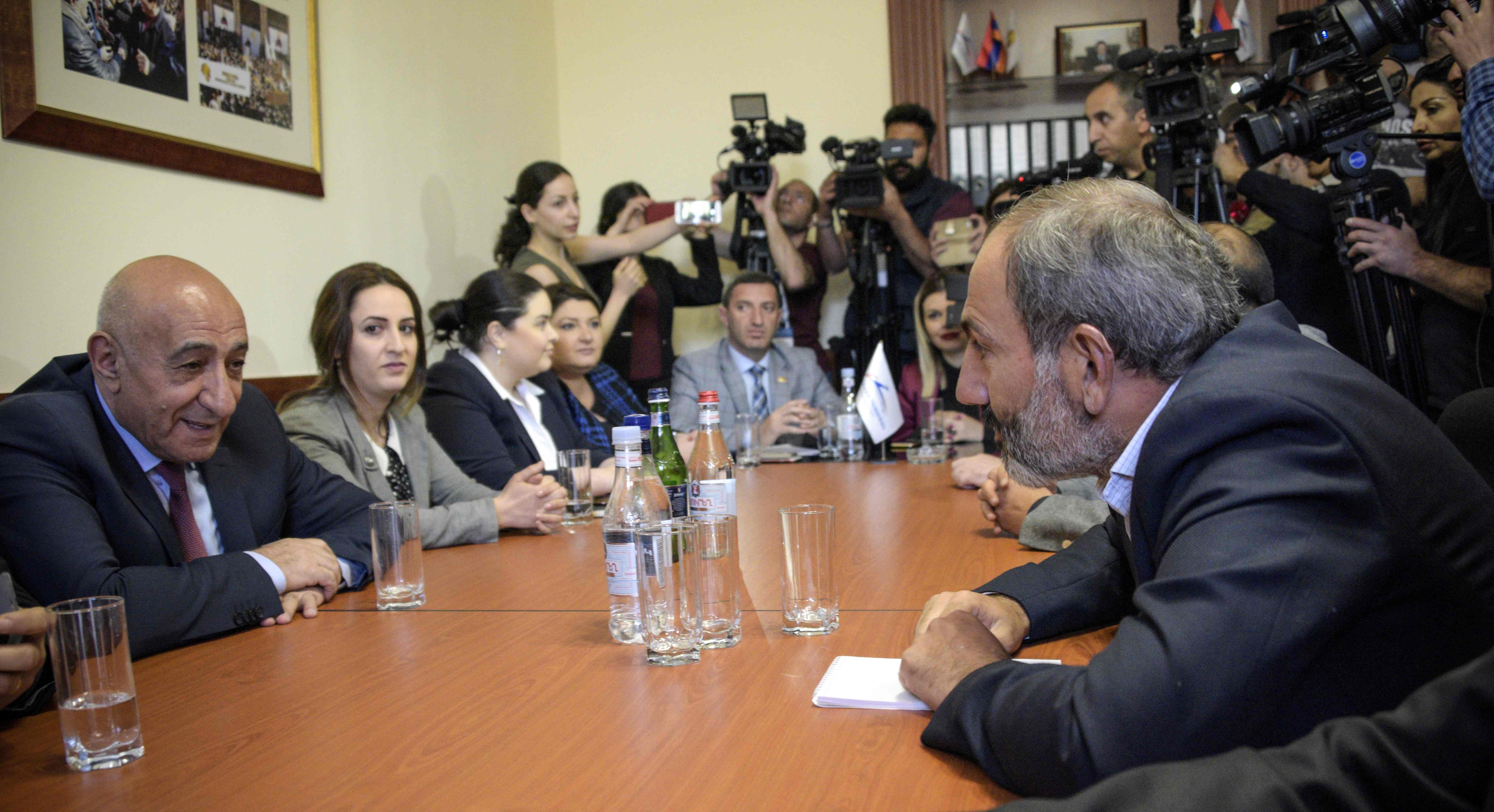 جانب من لقاء نيكول باشينيان زعيم مع اعضاء البرلمان