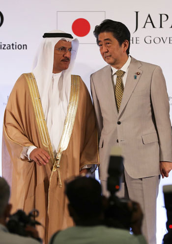 نقاش بين رئيس وزراء اليابان ووزير الاقتصاد الإماراتى