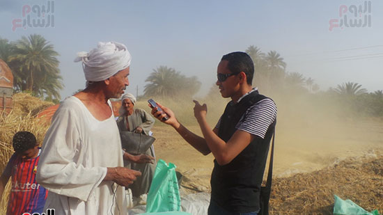  صحفى اليوم السابع مع المزارعين