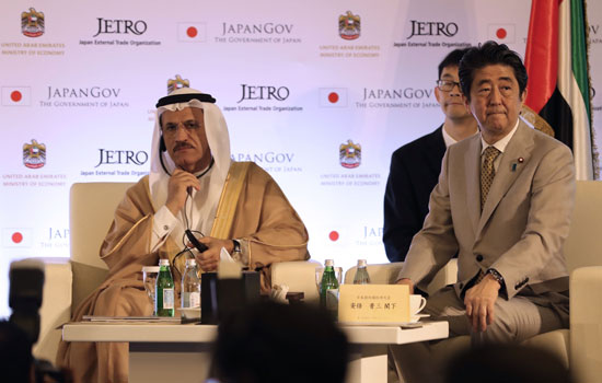رئيس وزراء اليابانى ووزير الاقتصاد الإماراتى