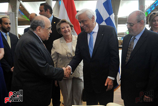 رئيس اليونان يصافح مصطفى الفقى