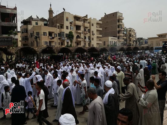  تجمع المواطنين بساحة مسجد أبو الحجاج الأقصرى