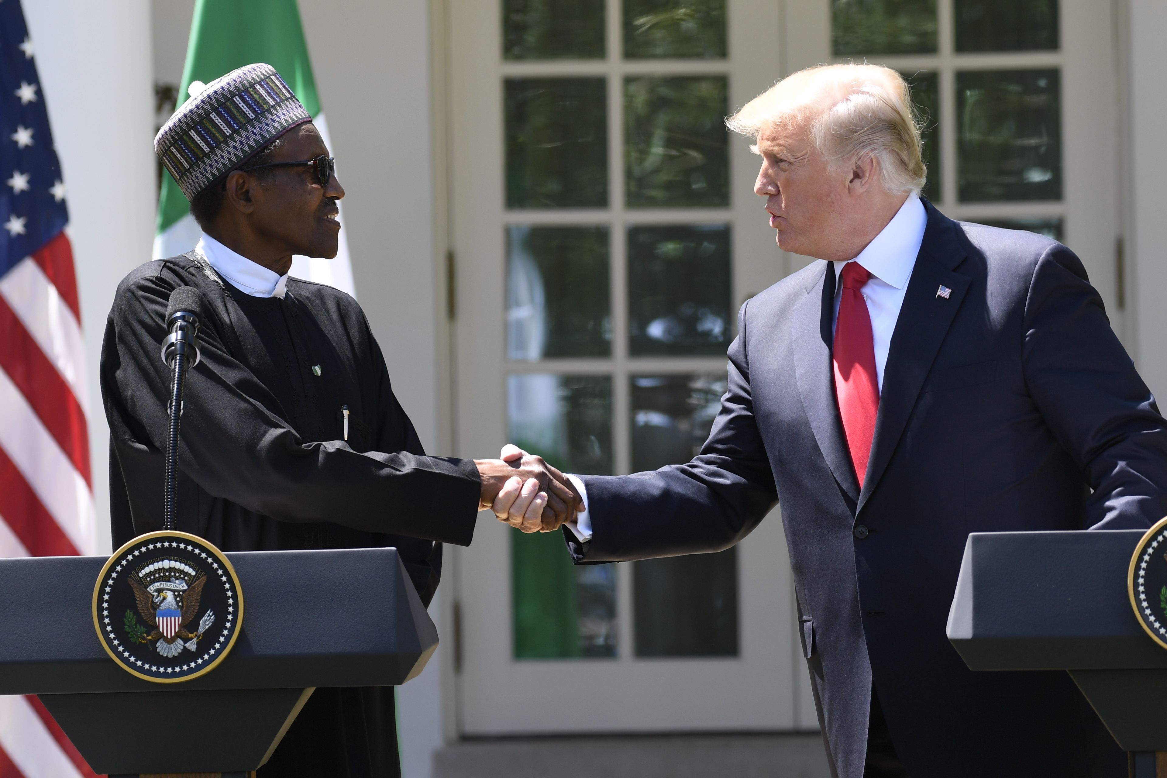 دونالد ترامب يصافح نظيره النيجيرى
