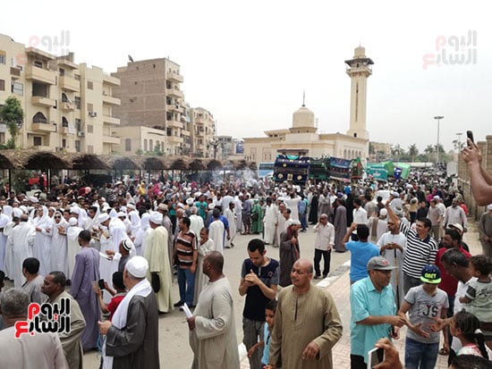 الآلاف المواطنين بساحة مسجد أبو الحجاج الأقصرى بالأقصر