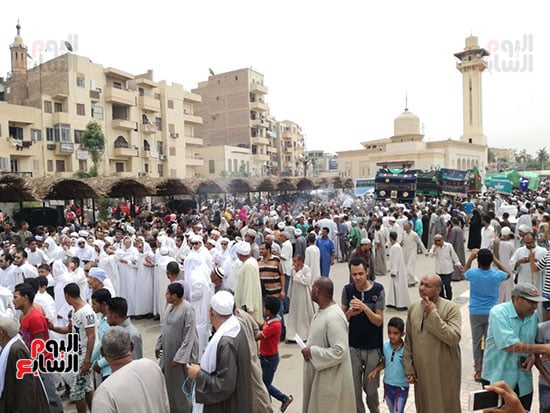 المداحون والمنشدون بساحة مسجد أبو الحجاج الأقصرى