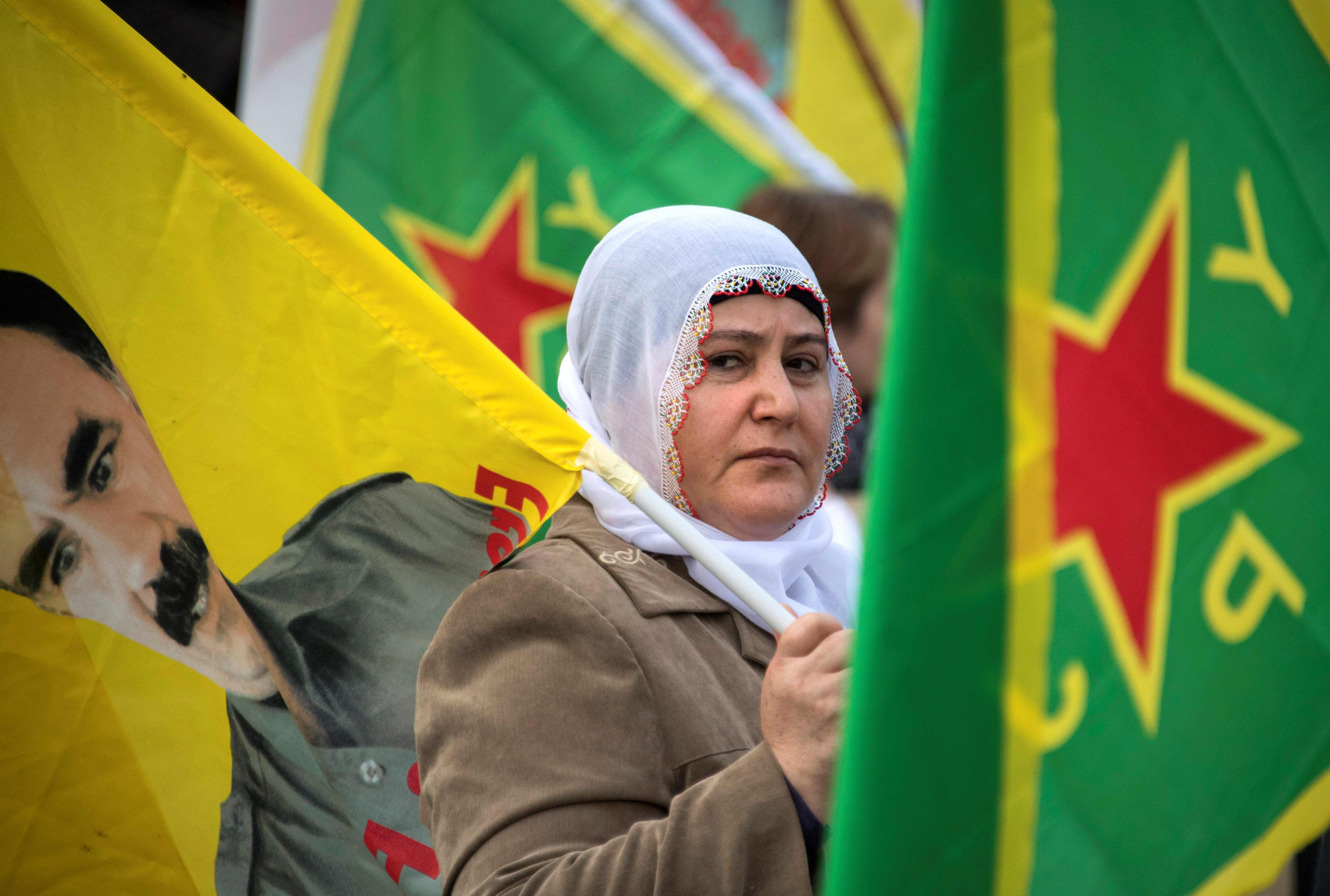 الأكراد يرفعون أعلامهم