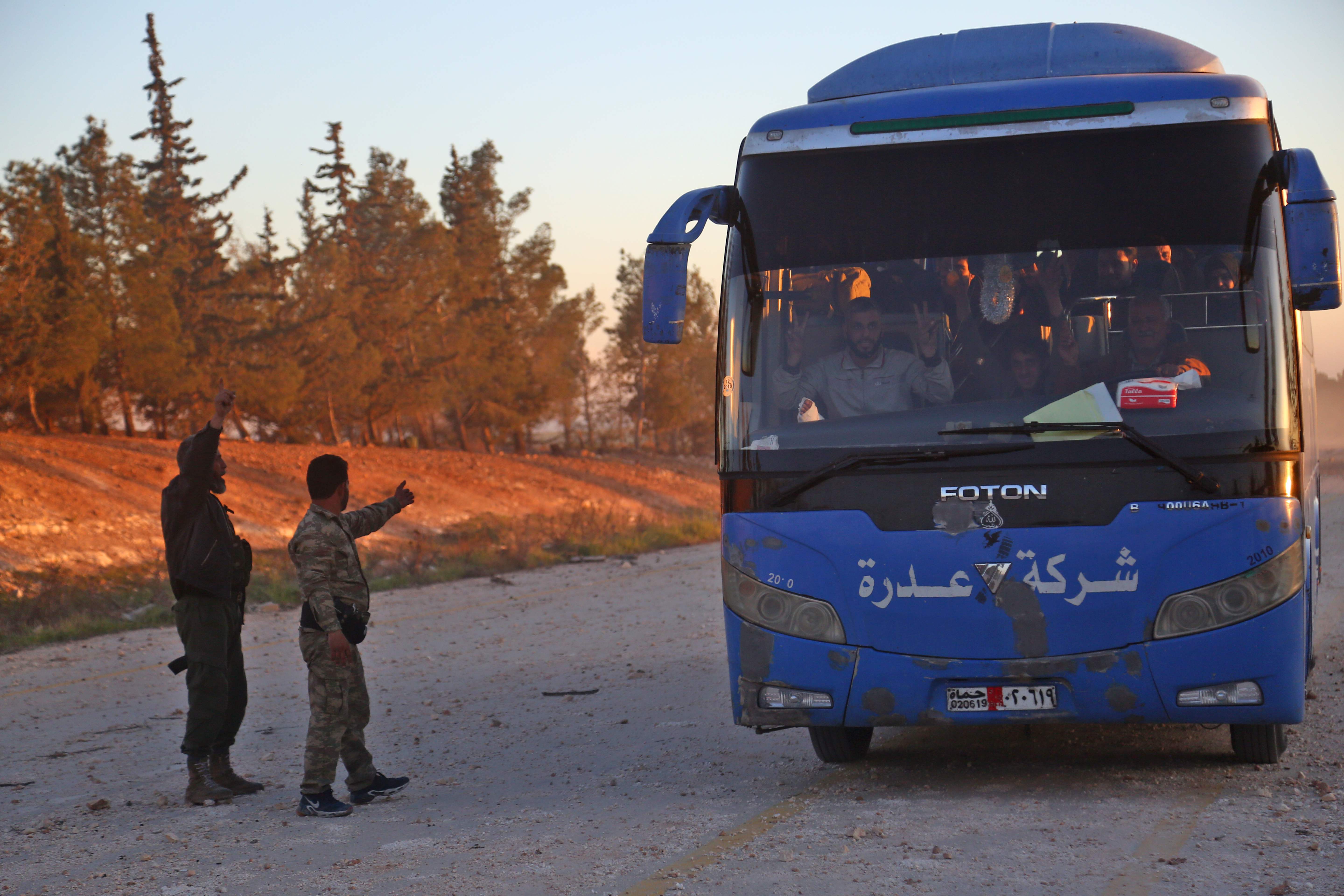 قوات الجيش السورى تستقبل حافلات تقل سكان دوما