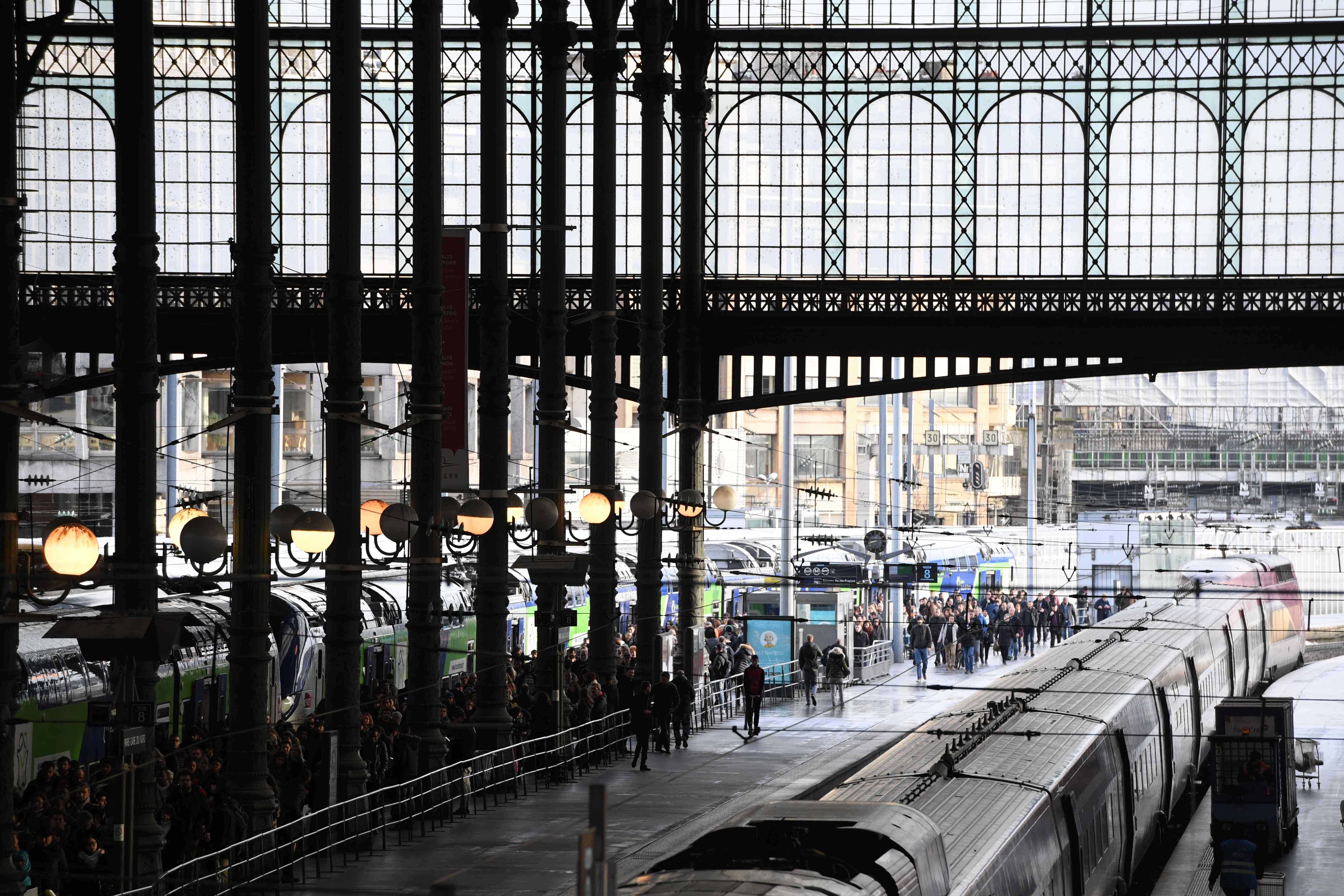 تدفق المسافرين على قطارات فرنسا عقب عودة الحركة لطبيعتها