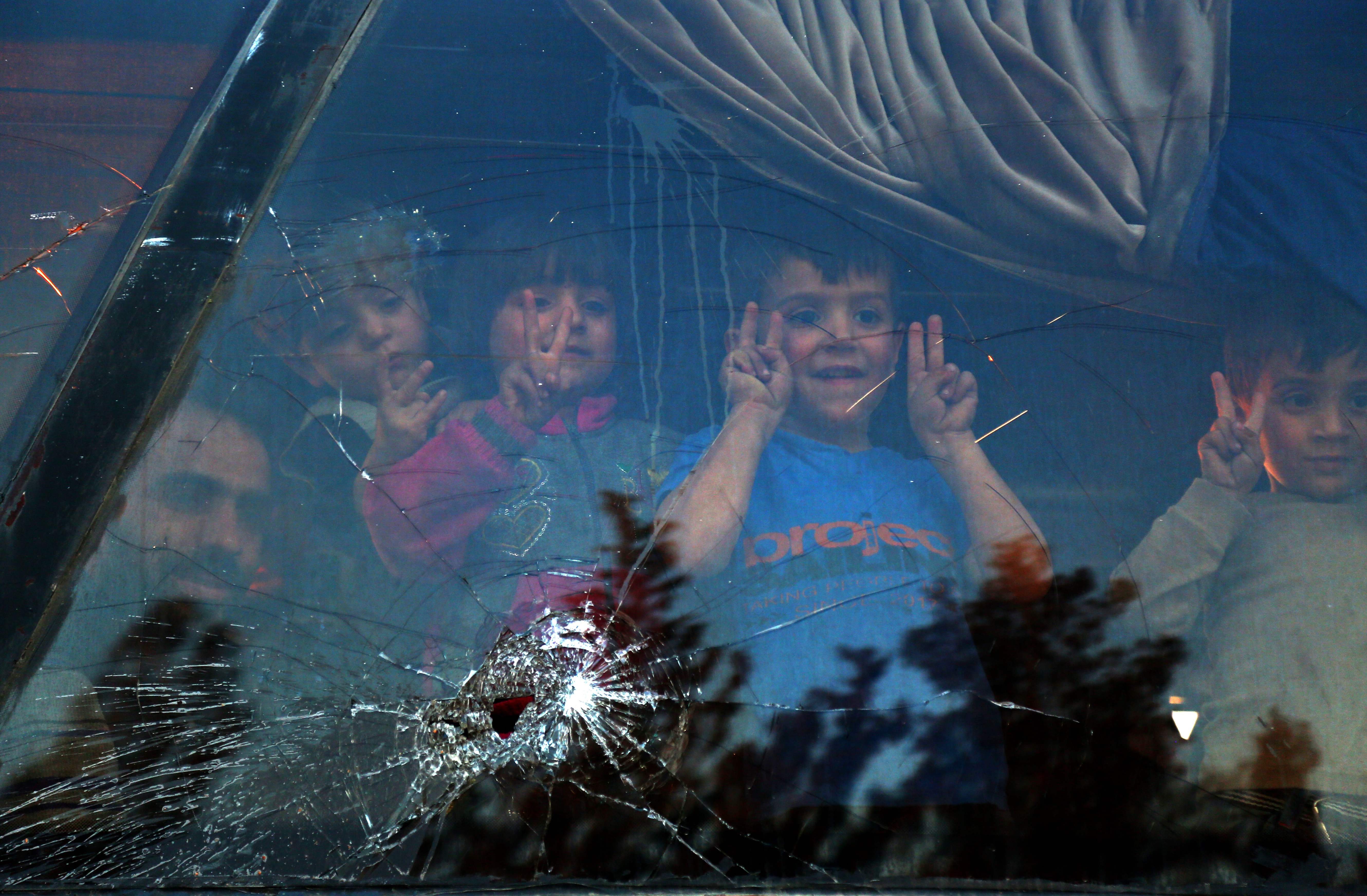 أطفال سوريون يصلون إلى مدينة الباب