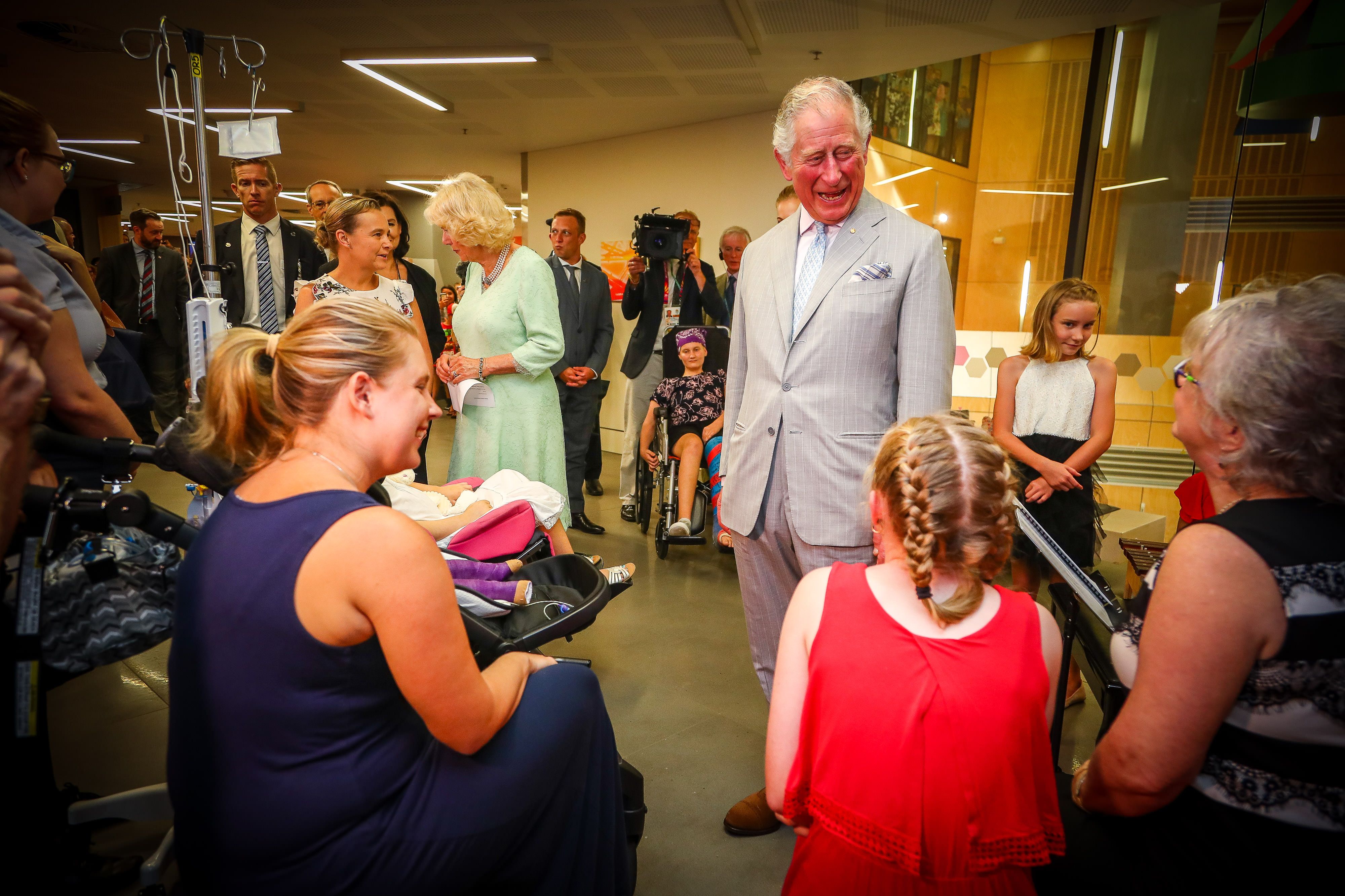 الأمير تشارلز يداعب الأطفال داخل المستشفى
