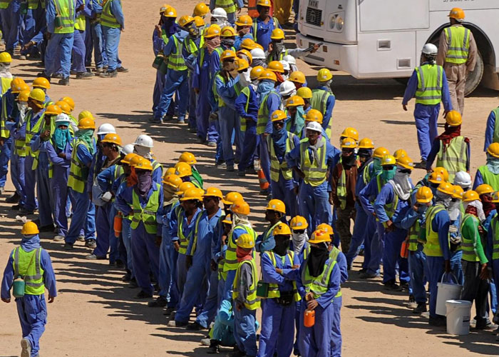 عمال منشات كاس العالم يعانون مرارة العبودية فى قطر