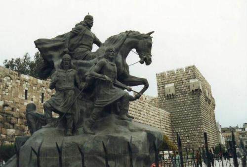 تمثال صلاح الدين الأيوبي أمام قلعة دمشق