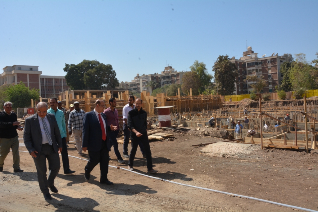 رئيس جامعة أسيوط يتفقد أعمال إنشاء أكبر مركز بحثى  (5)