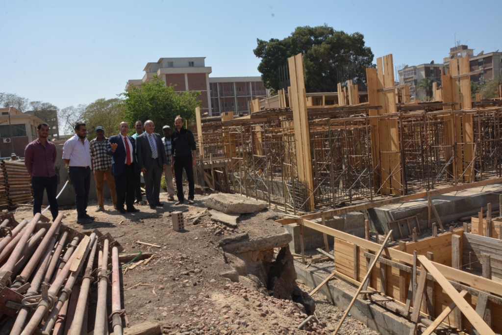 رئيس جامعة أسيوط يتفقد أعمال إنشاء أكبر مركز بحثى  (1)
