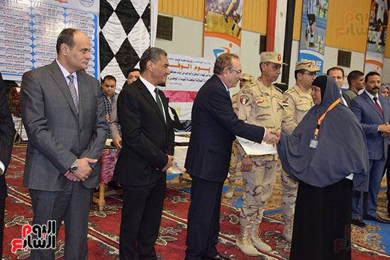 حفل-تكريم-اسر-شهداء-الجيش-والشرطة-فى-بنى-سويف-(10)