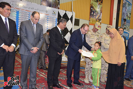 حفل-تكريم-اسر-شهداء-الجيش-والشرطة-فى-بنى-سويف-(15)