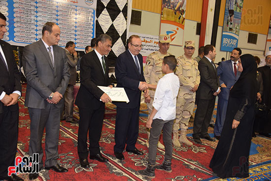 حفل-تكريم-اسر-شهداء-الجيش-والشرطة-فى-بنى-سويف-(16)