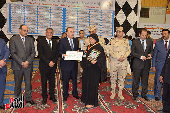 حفل-تكريم-اسر-شهداء-الجيش-والشرطة-فى-بنى-سويف-(29)