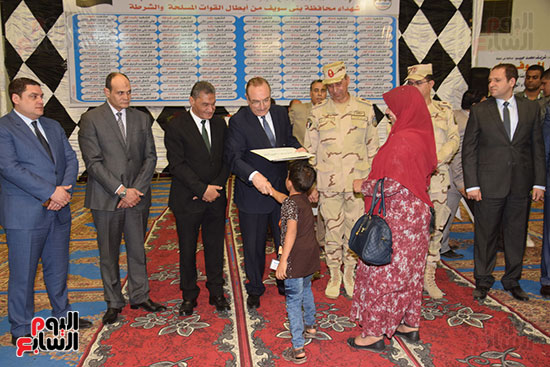 حفل-تكريم-اسر-شهداء-الجيش-والشرطة-فى-بنى-سويف-(31)