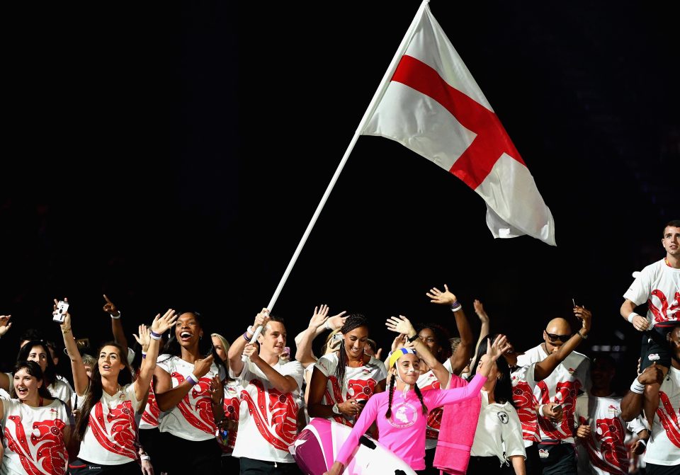 براونلى يحمل علم انجلترا