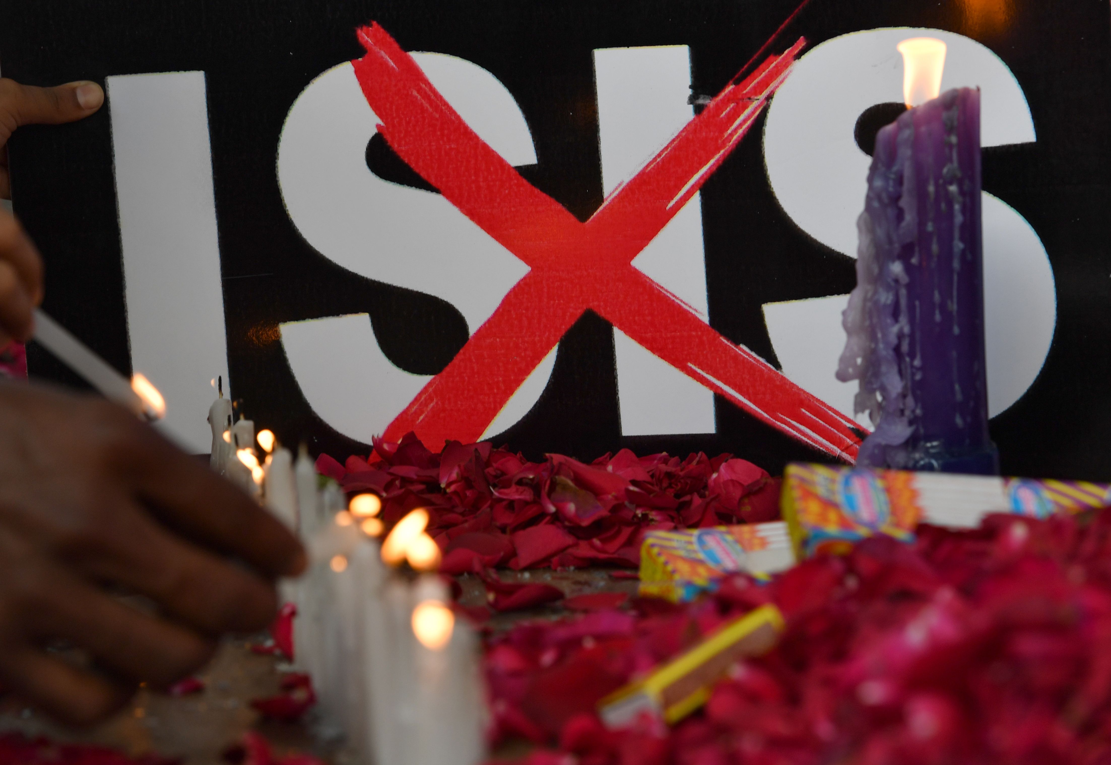 اضاءة الشموع تكريما للضحايا فى العراق