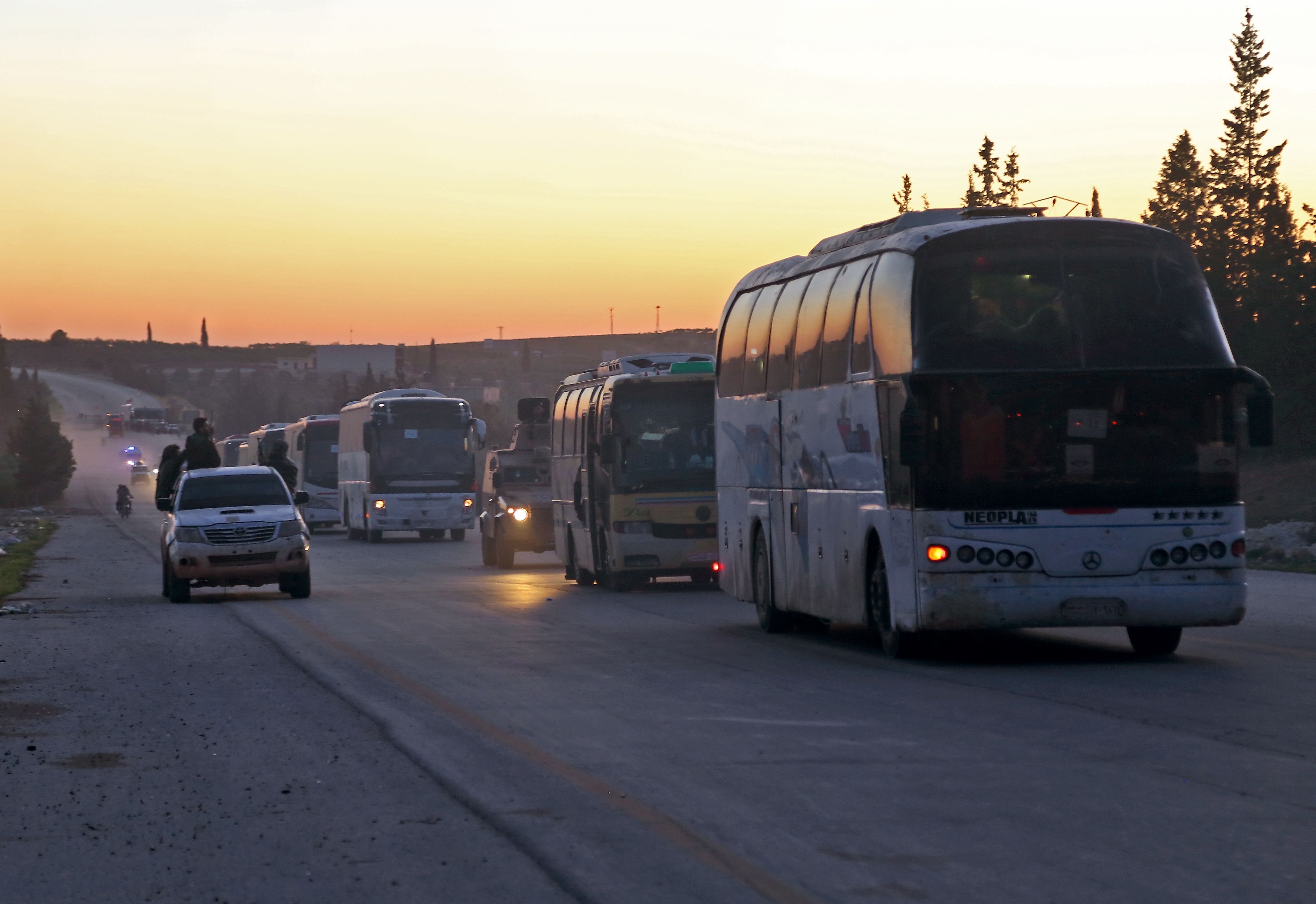 وصول عشرات الحافلات إلى مدينة الباب السورية