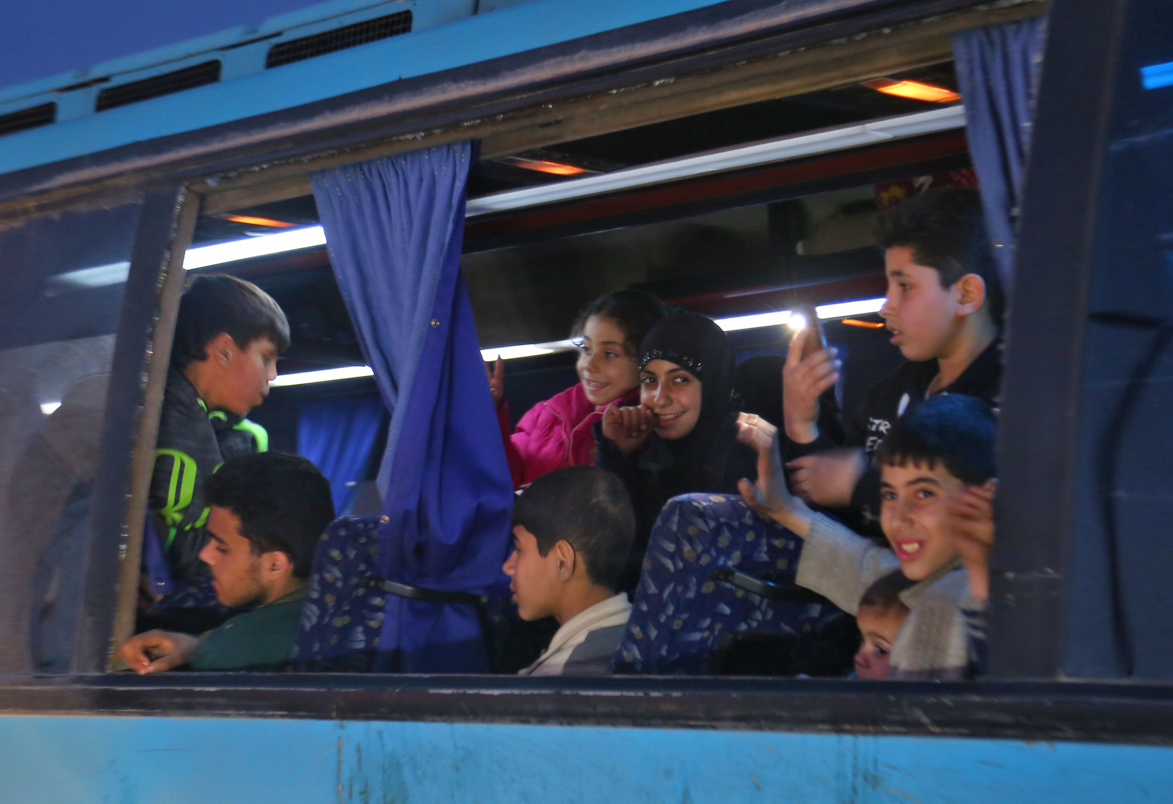 وصول عشرات الأطفال مع عائلاتهم إلى مدينة الباب