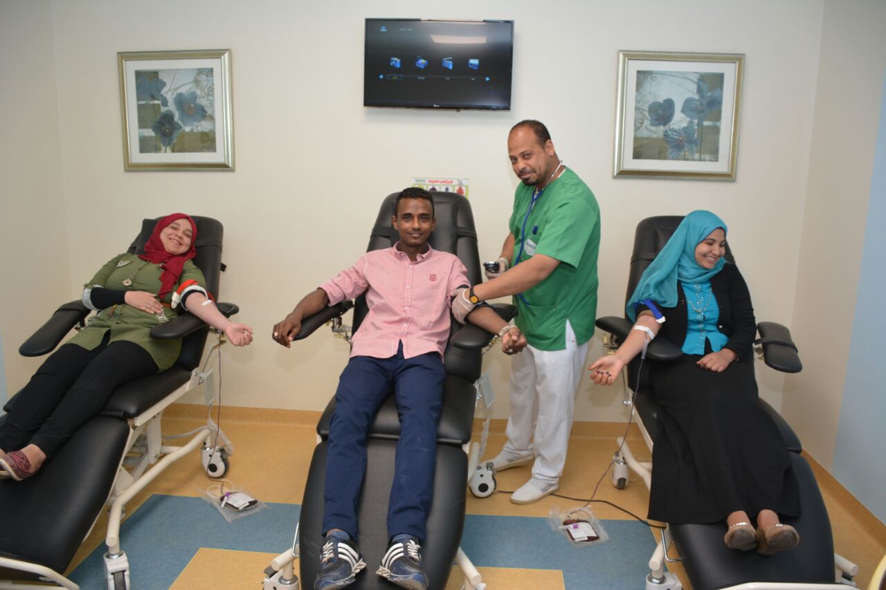 طلبة خدمة إجتماعية قنا يزورون يتبرعون بالدم (3)